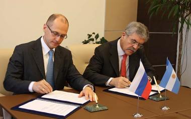 Sergey Kiryenko and Julio De Vido sign memorandum (Rosatom)